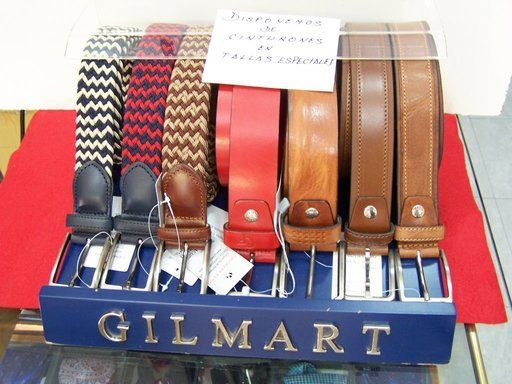 Una caja de cinturones Gilmart reposa sobre una mesa.