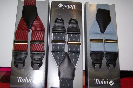 Tres cajas de tirantes Dalvi en diferentes colores.