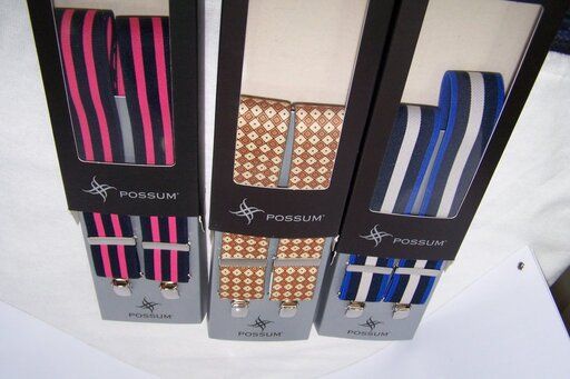 Tres cajas de tirantes están alineadas sobre una mesa.