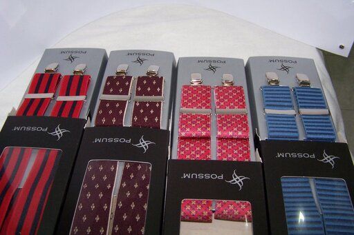 Cuatro cajas de tirantes están alineadas sobre una mesa.