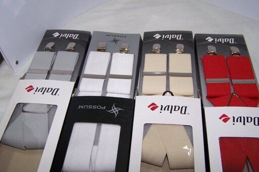 Varias cajas de tirantes están alineadas sobre una mesa.