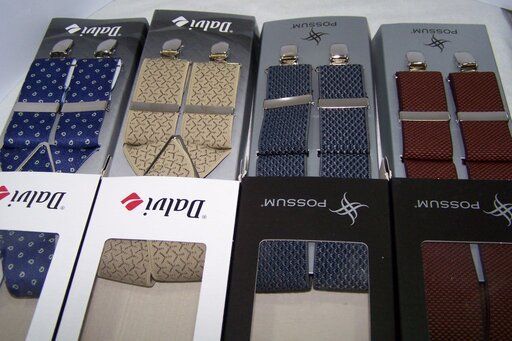 Varios pares de tirantes están alineados uno al lado del otro