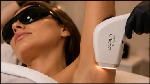 Tratamiento facial de spa con guantes y un dispositivo luminoso sobre el rostro de una mujer