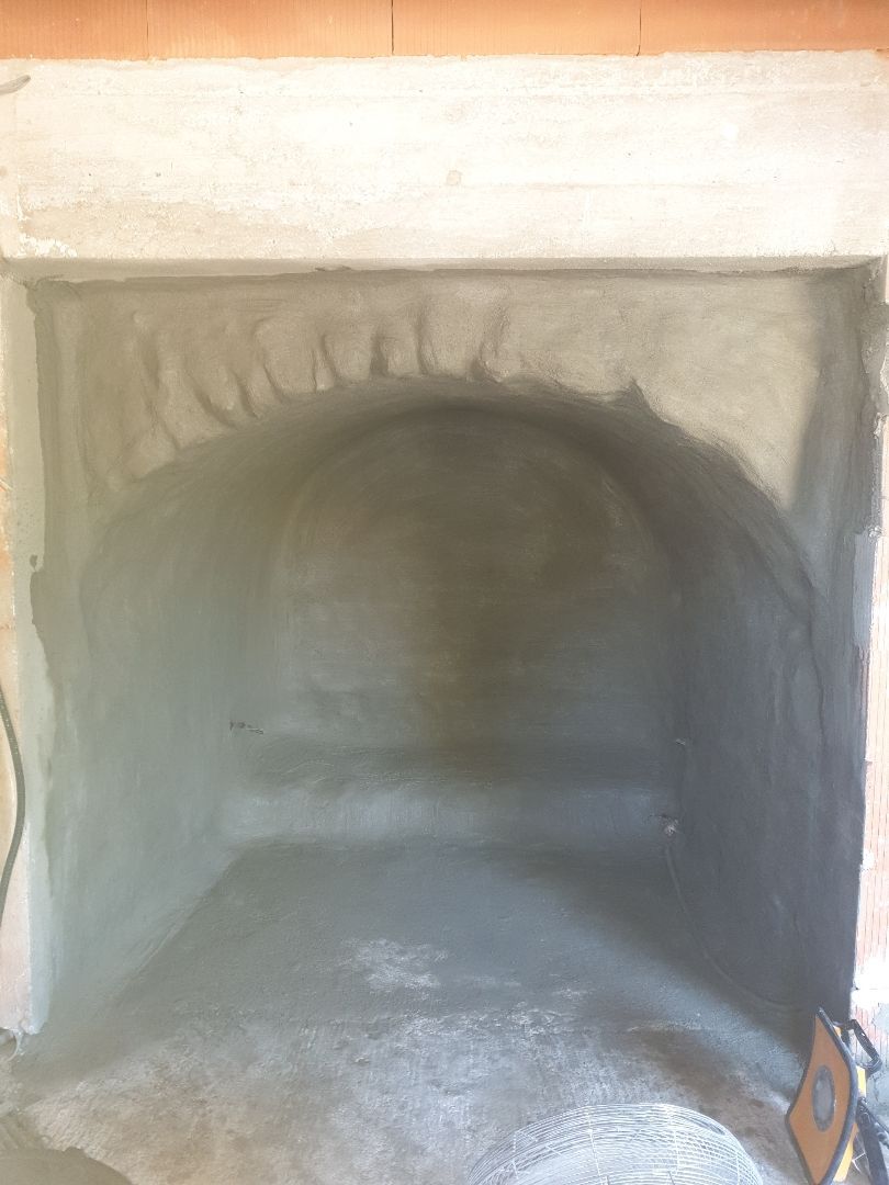 Une vue frontale d'une arche en plâtre, similaire à la deuxième image mais plus large. Le plâtre est appliqué de manière uniforme, et l'arche est bien définie.