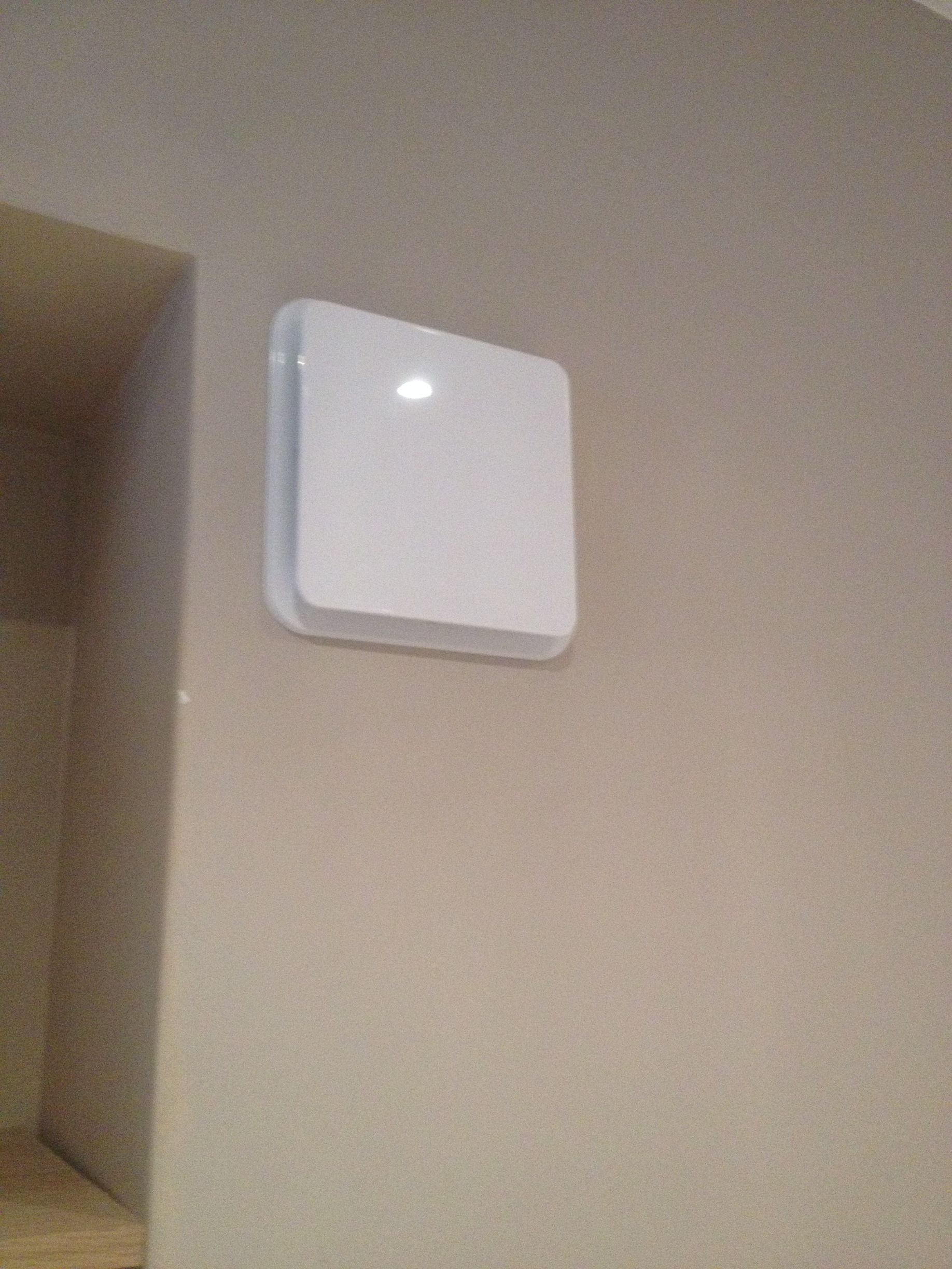 Détecteur d'humidité fixé au mur.