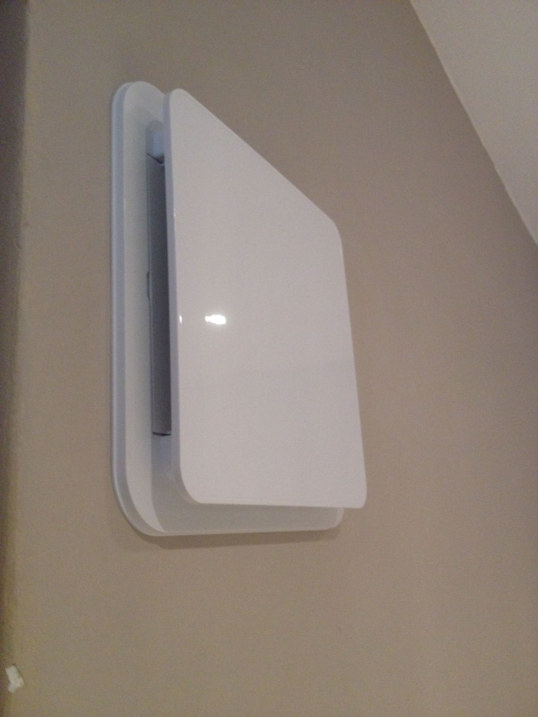 Détecteur d'humidité fixé au mur, vue rapprochée.