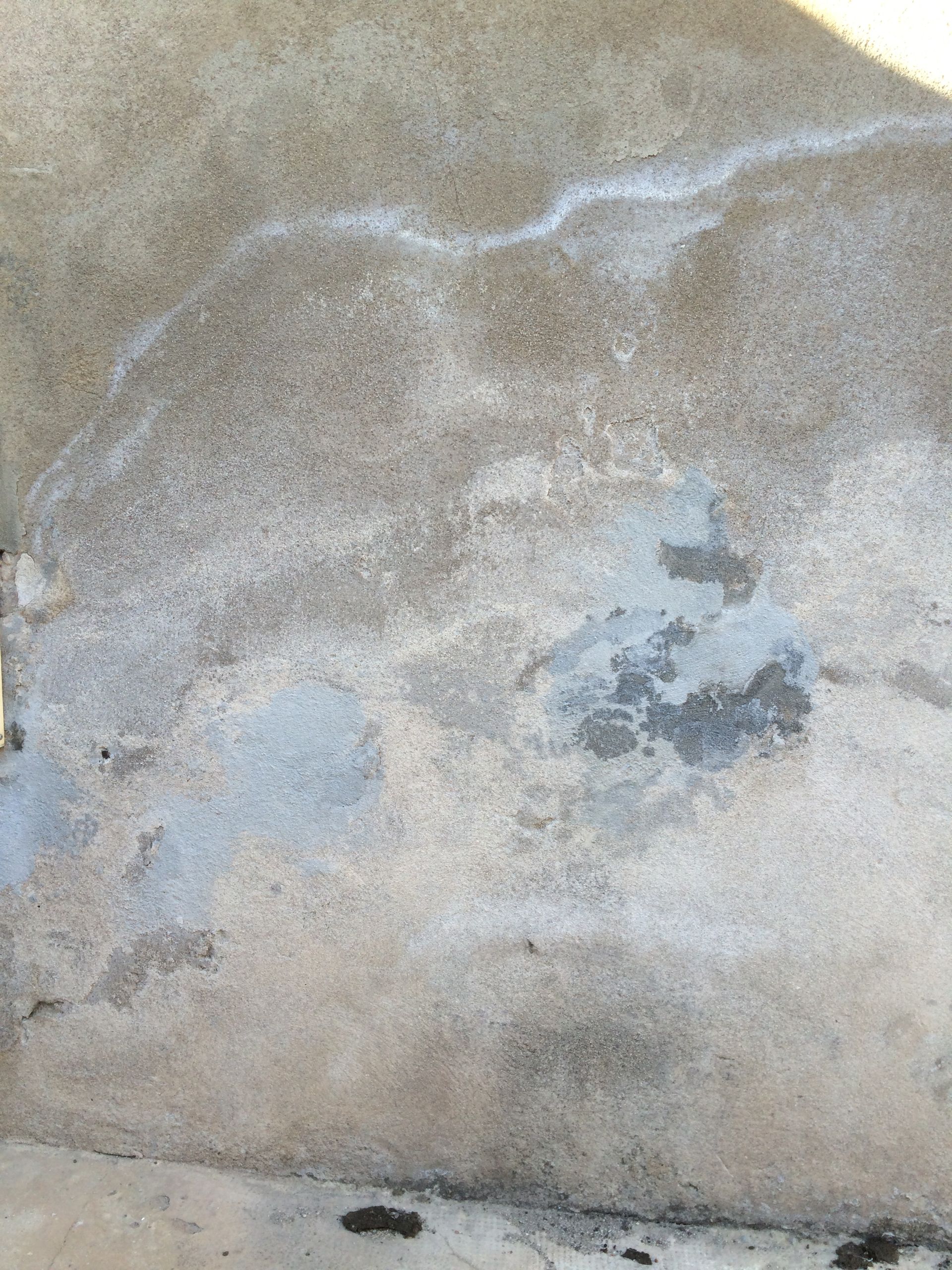 Mur intérieur avec des taches et des traces d'humidité, indiquant une possible infiltration d'eau.