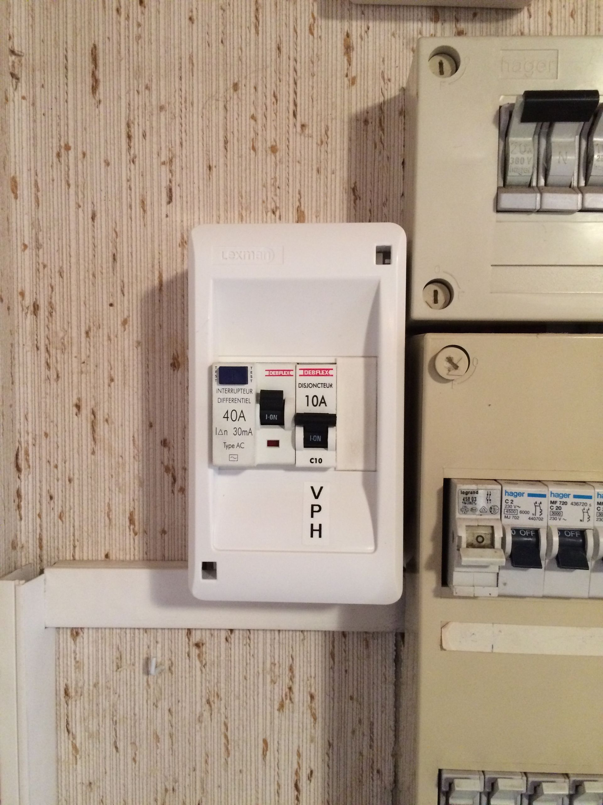 Tableau électrique avec un disjoncteur différentiel et un disjoncteur de circuit, étiquetés 'VPH'.