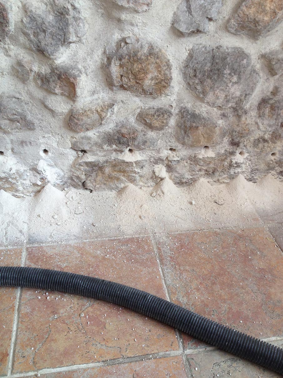 Des trous dans un mur