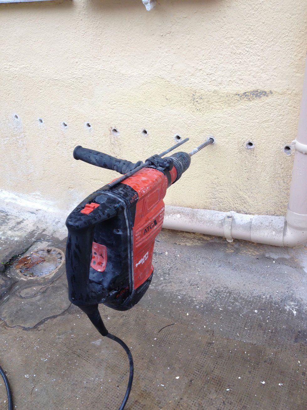 Perceuse qui a fait des trous dans un mur