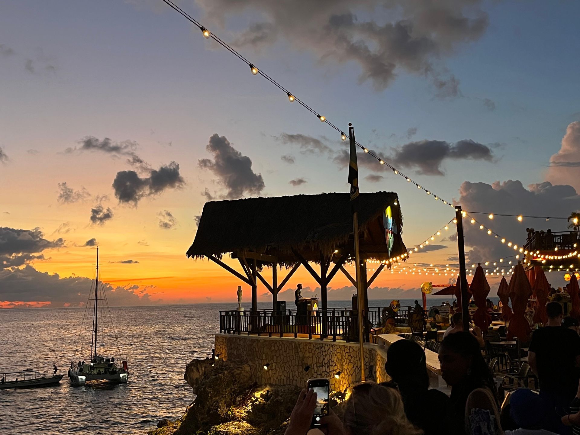 Strandbar bei Sonnenuntergang 