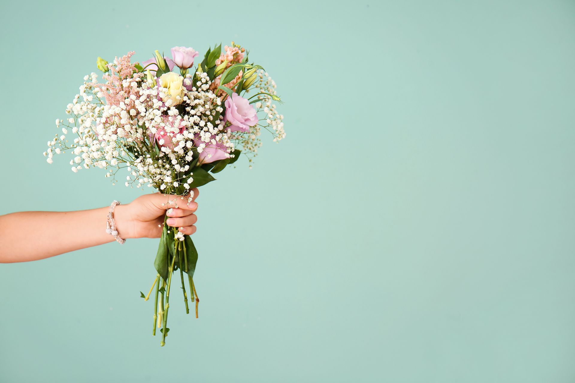 Bras d'une femme tenant un bouquet