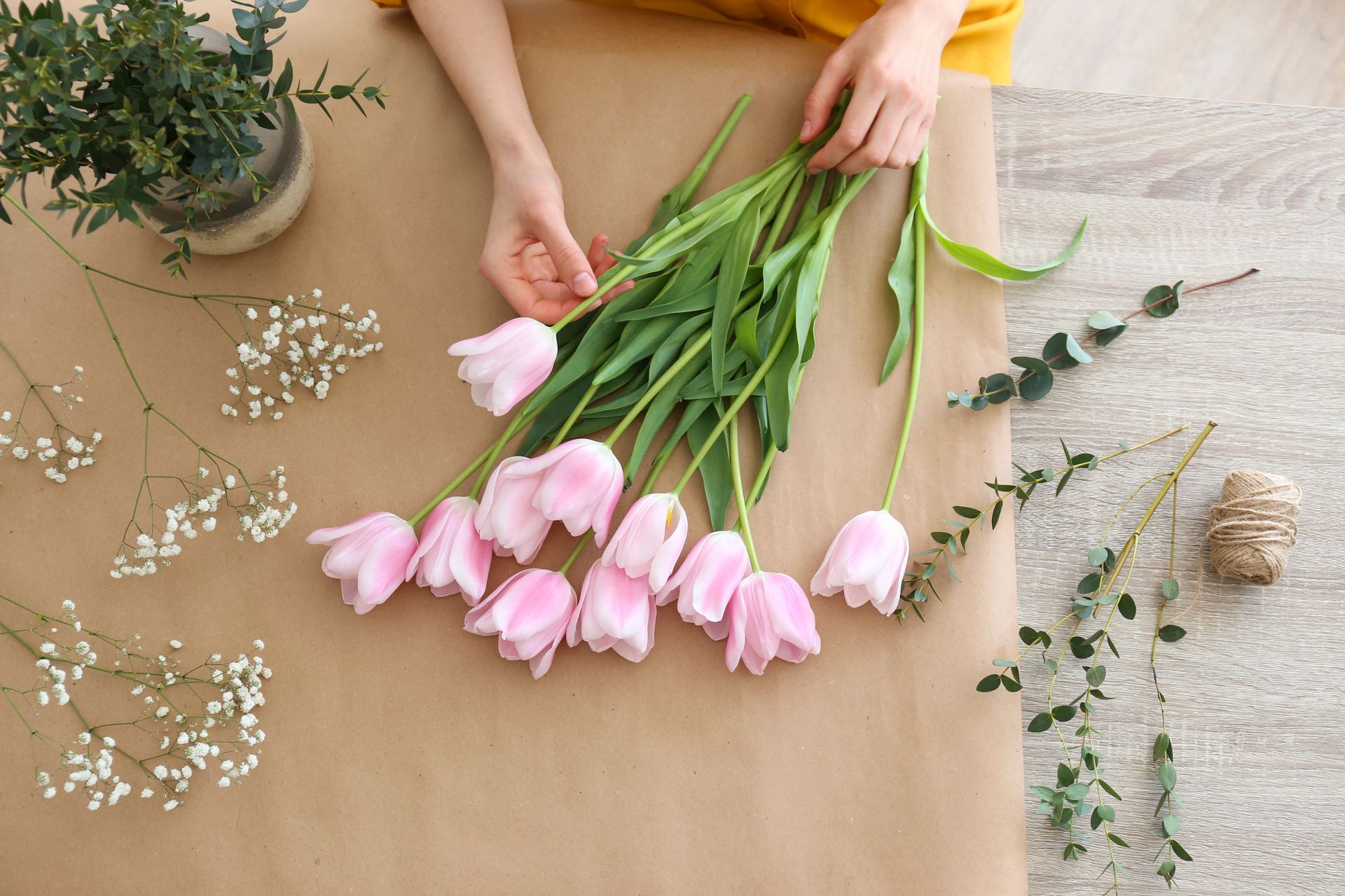 Des tulipes sur une table