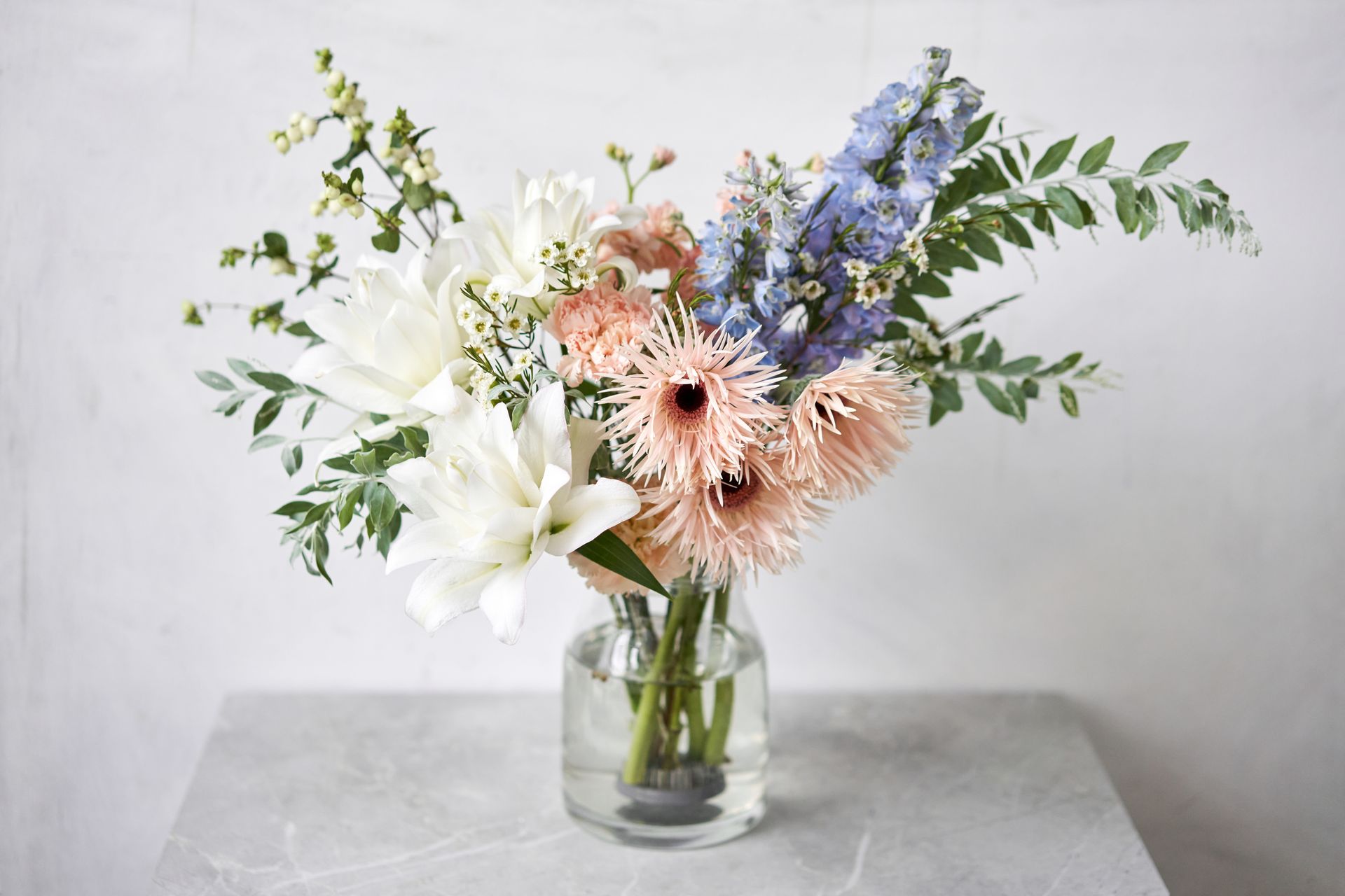 Un bouquet de fleurs dans un vase avec de l'eau