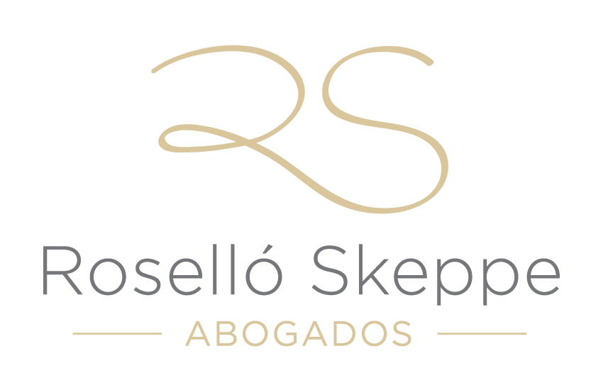 Logotipo de Roselló Skeppe Abogados en dorado y gris sobre fondo blanco.