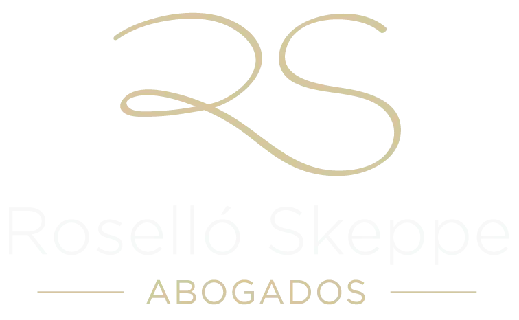 Logotipo dorado “RS” sobre el texto tenue “Roselló Skeppes” y “ABOGADOS” sobre fondo blanco.