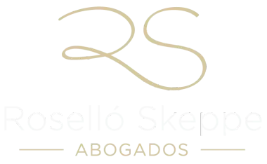 Logotipo dorado &ldquo;RS&rdquo; sobre el texto tenue &ldquo;Rosell&oacute; Skeppes&rdquo; y &ldquo;ABOGADOS&rdquo; sobre fondo blanco.