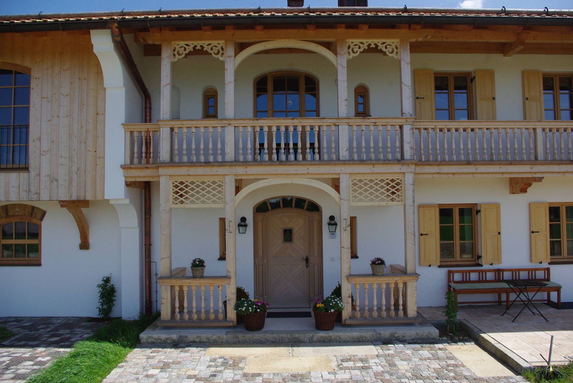 Rustikales großes Landhaus mit langer Balkonfläche