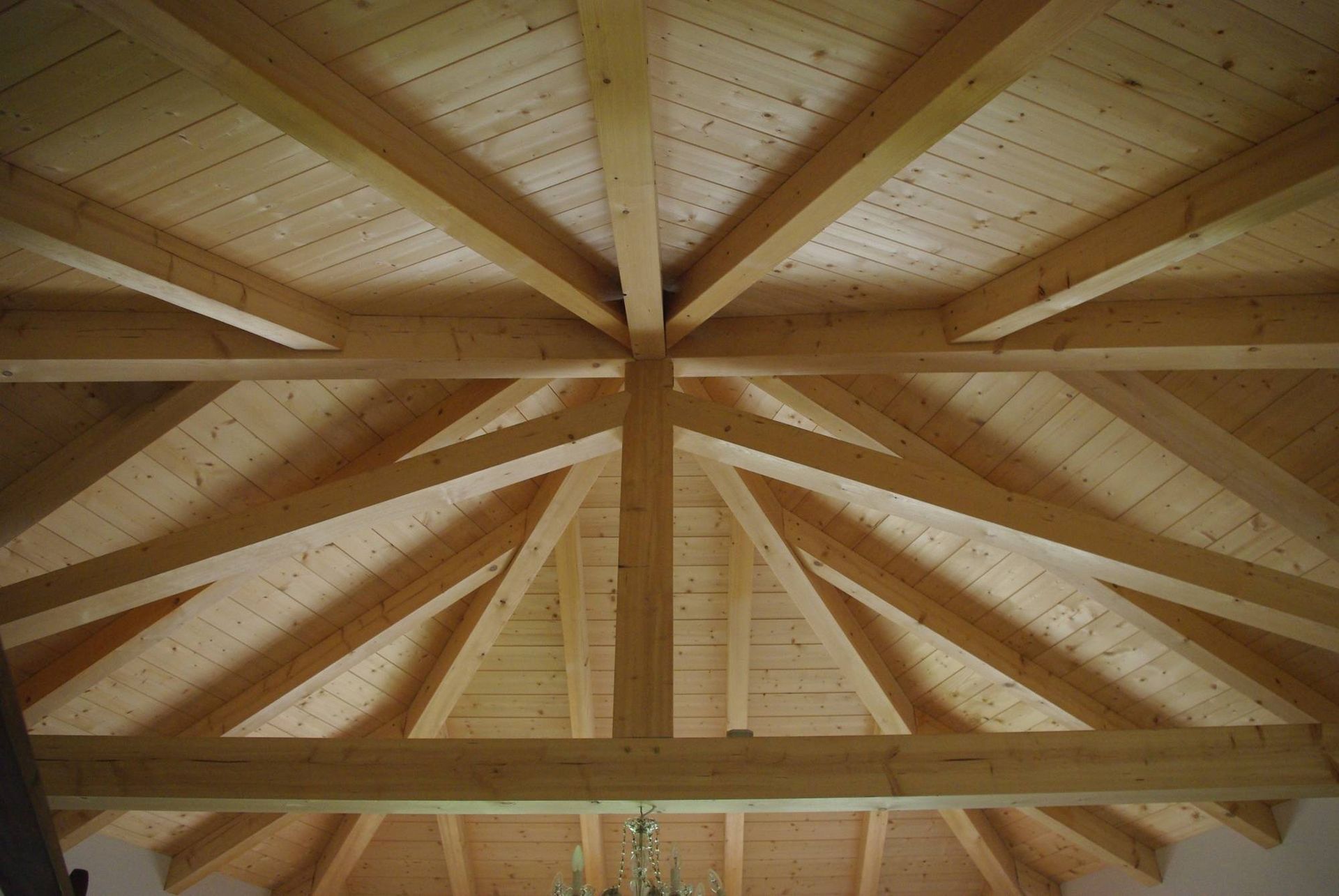 Großer Dachstuhl aus Holz