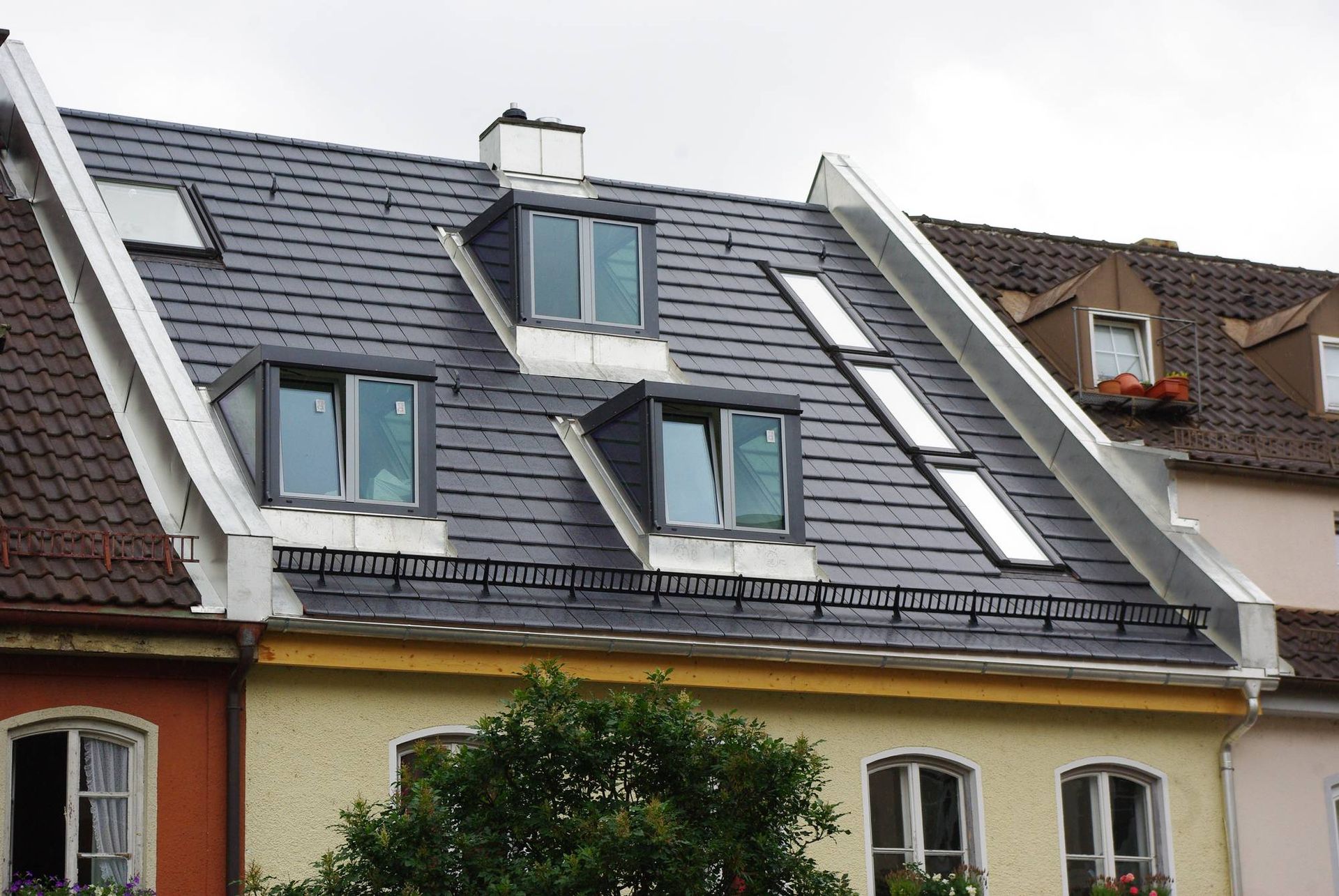 Saniertes Dach mit Dachfenstern, eines denkmalgeschützten Hauses