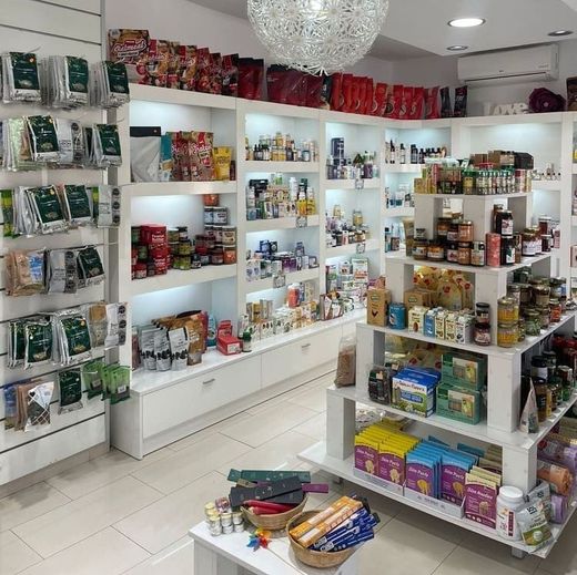 Una tienda llena de estantes llenos de muchos productos