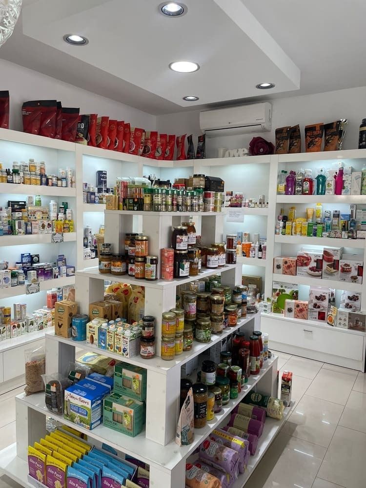 Una farmacia llena de muchos productos en los estantes.