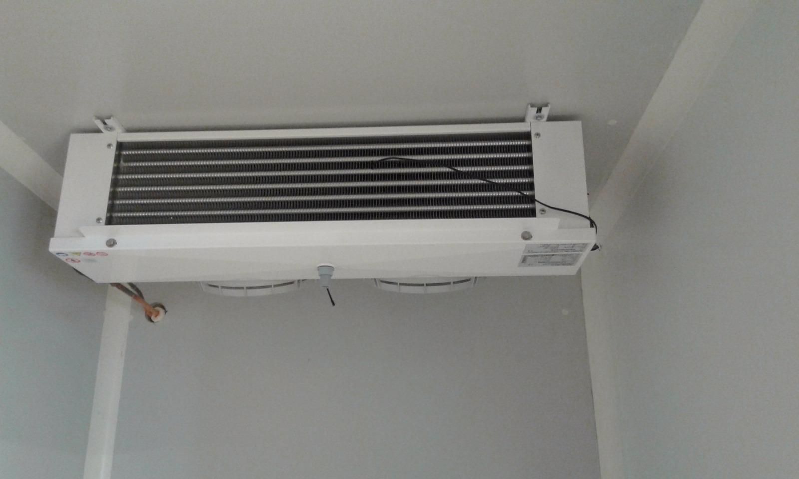 Climatisation horizontale au mur.