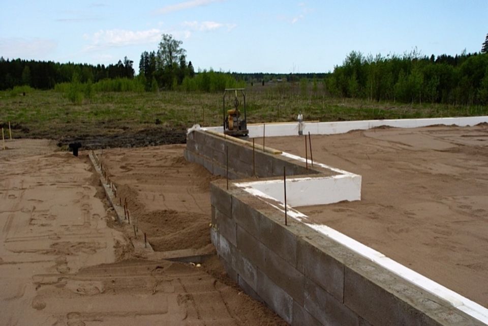 rakennuksen pohjatyöt