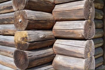 hirsirakennuksen seinää