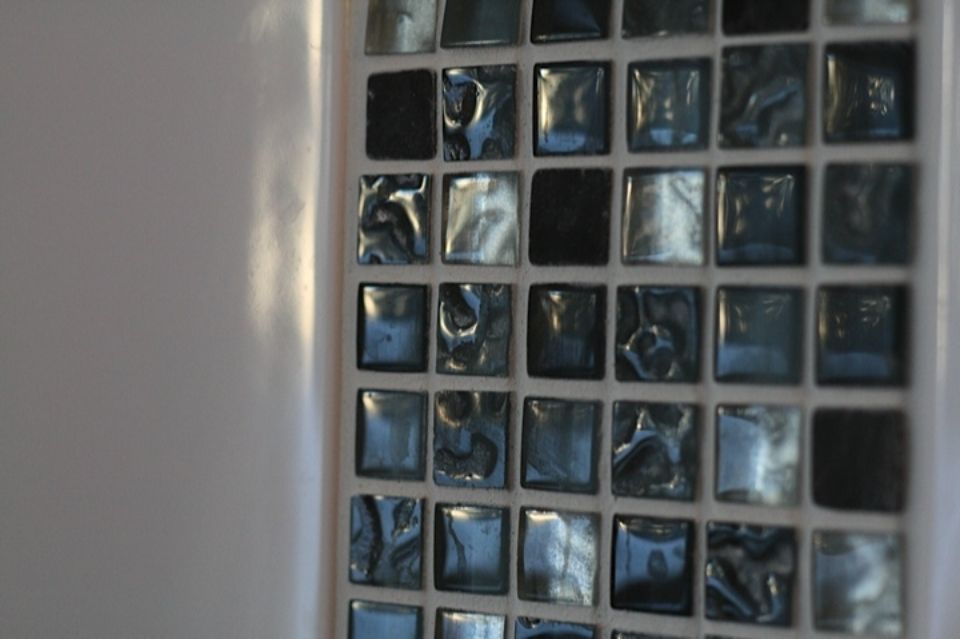 Tummaa seinälaattaa