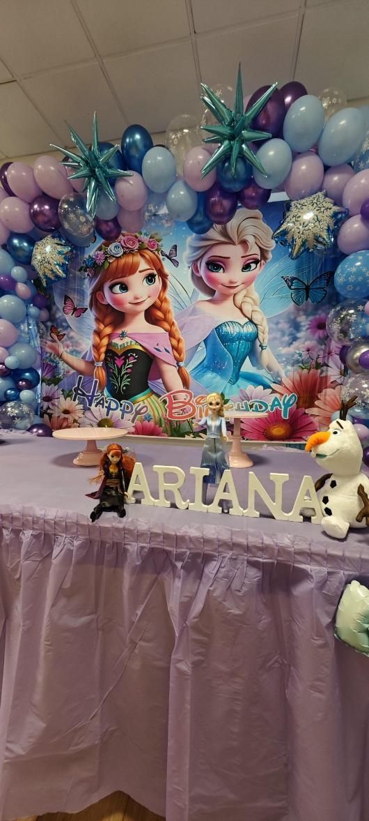 Fiesta de cumpleaños temática de Frozen: mesa con personajes, globos y el nombre 
