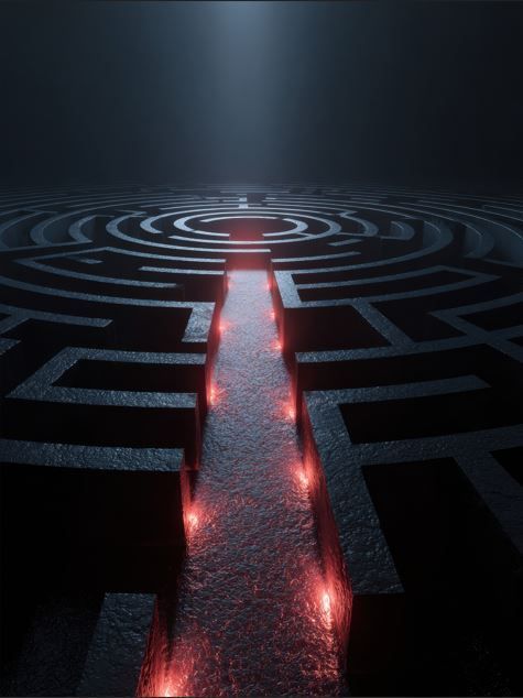 Laberinto oscuro y circular con un camino rojo brillante que conduce al centro bajo un foco.