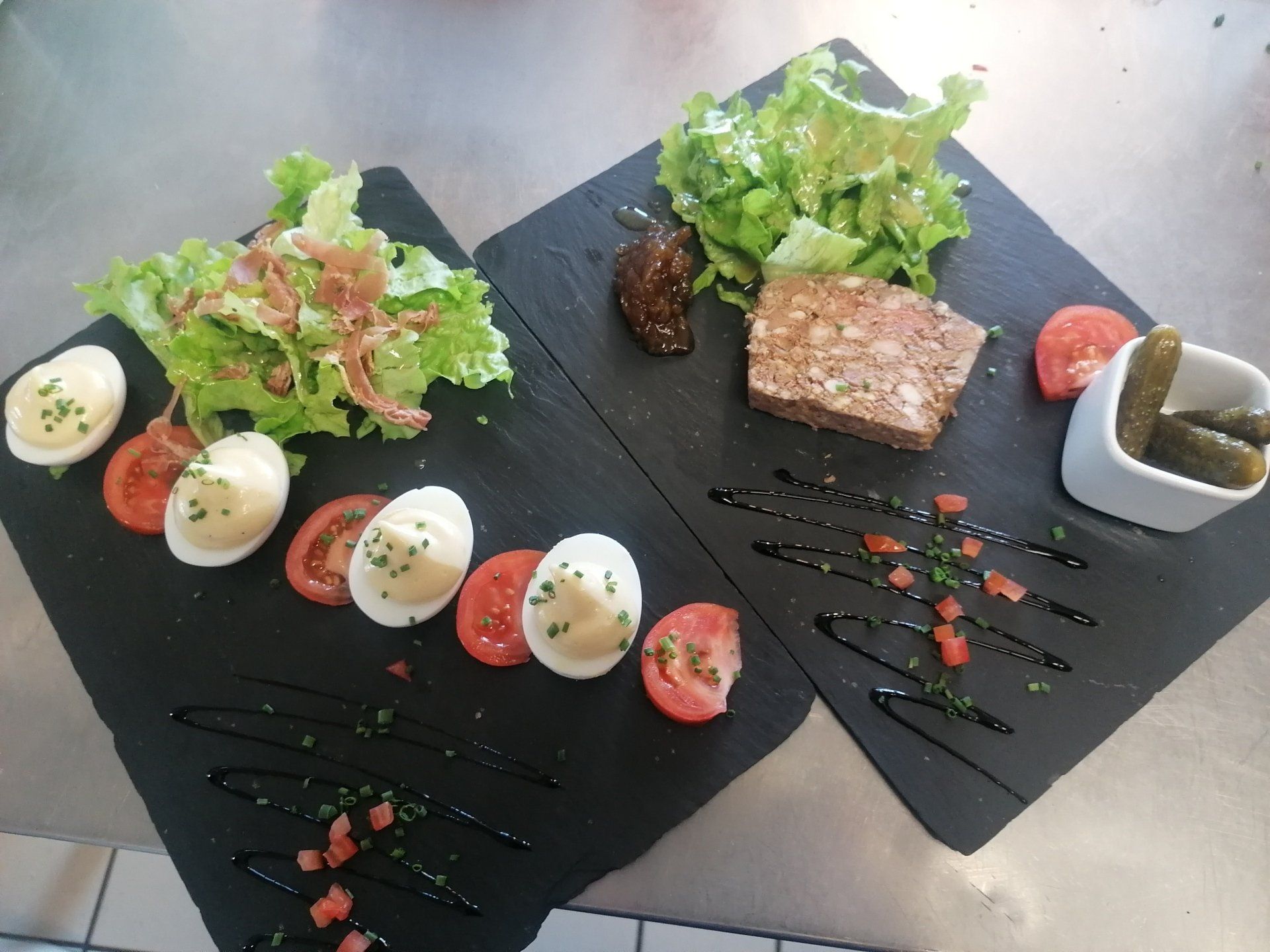 Un morceau de terrine avec des oeufs, des tomates et de la salade