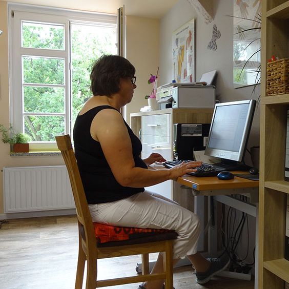 Frau sitzt am PC