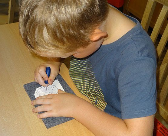 Kind stanzt eine Form aus