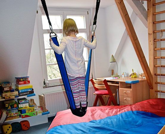 Kind schaukelt