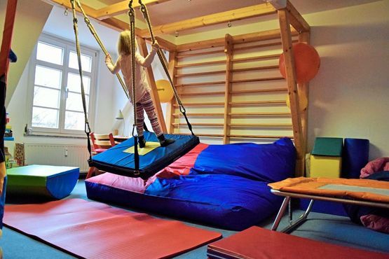 Behandlungsraum mit Schaukel und Sprossenwand
