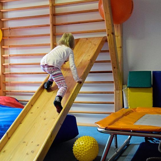 Behandlungsraum mit Sprossenwand und Rutsche