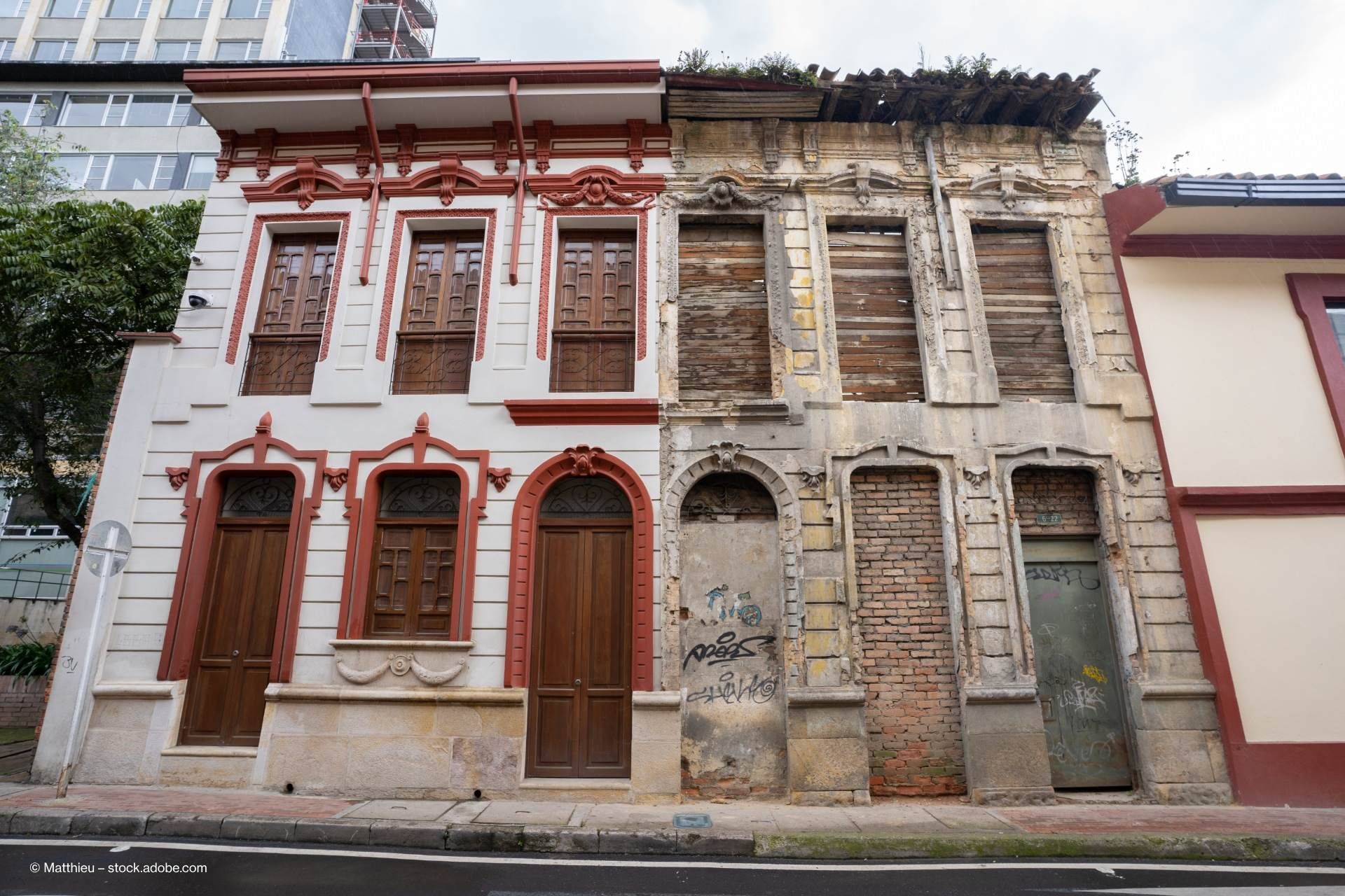 Restaurierung der Fassade eines alten Gebäudes mit Vorher-Nachher-Effekt