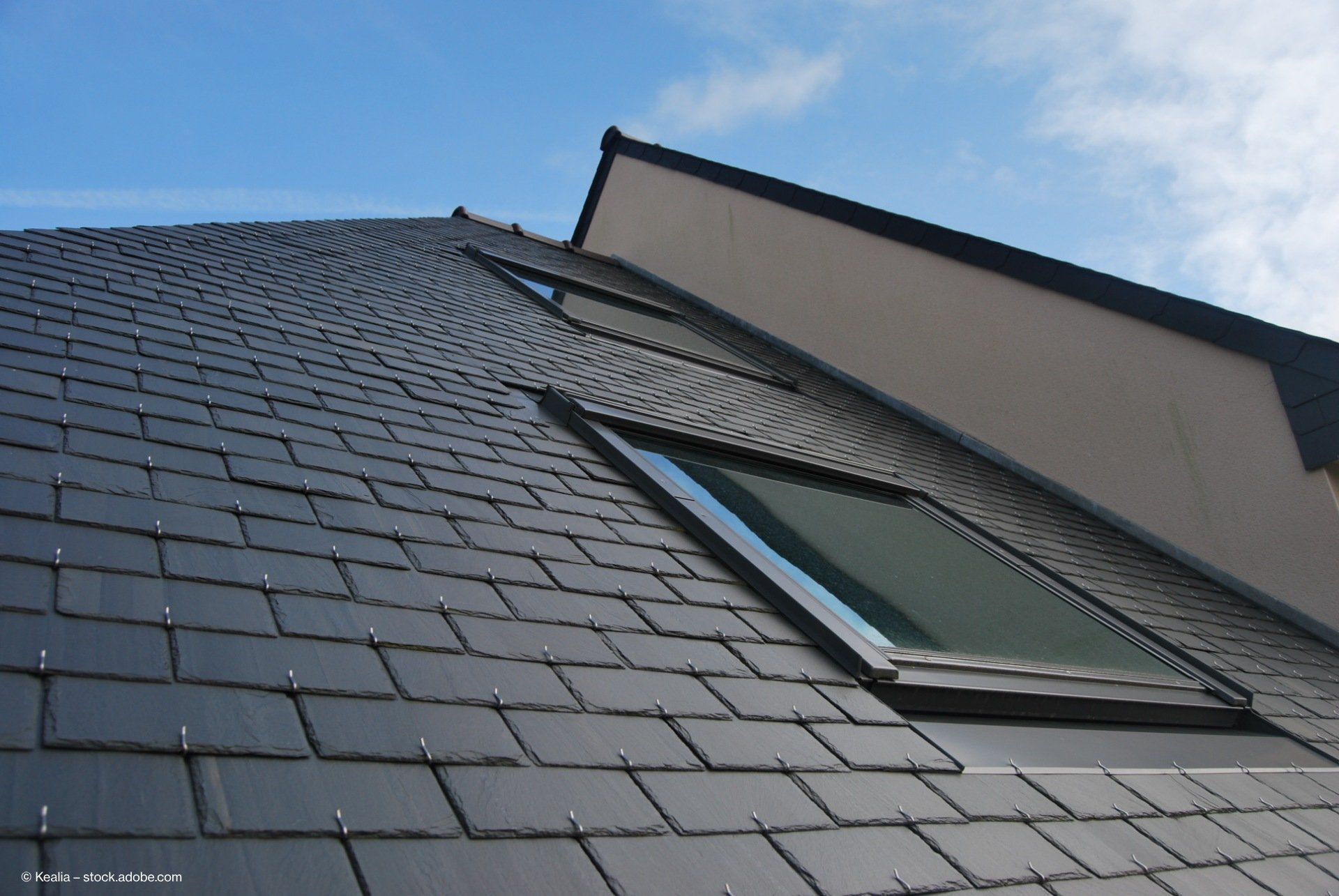 Frisch gedecktes Dach mit Dachfenstern und Schieferplatten