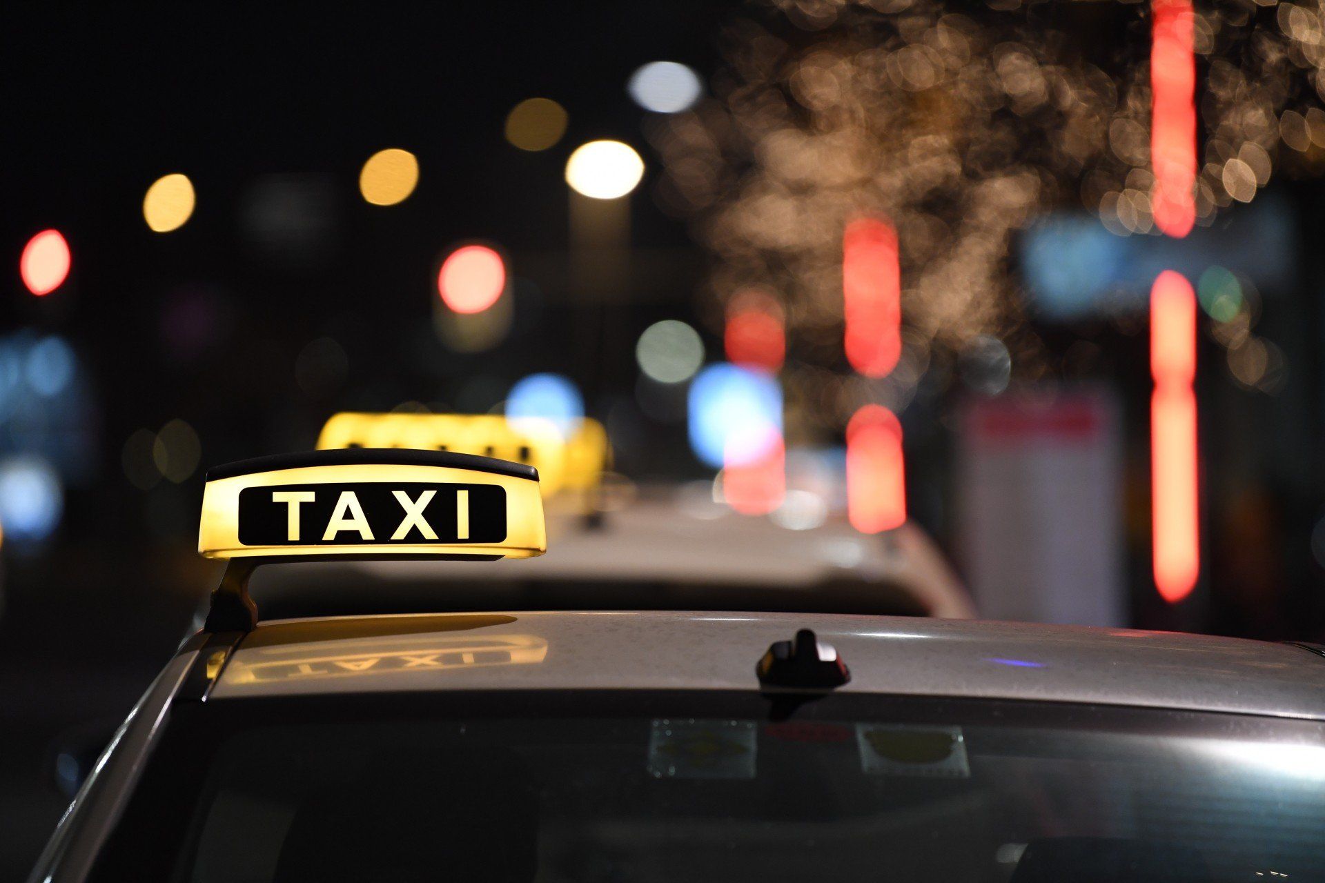 fröhliche Frauen am Taxi