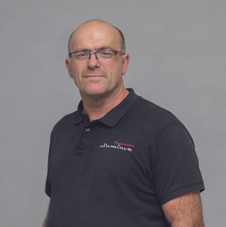 Un hombre calvo que lleva gafas y una camisa negra que dice dominó.