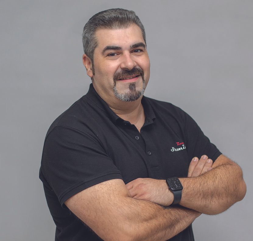 Un hombre con barba y bigote que lleva una camisa negra con la palabra dulce escrita en ella.