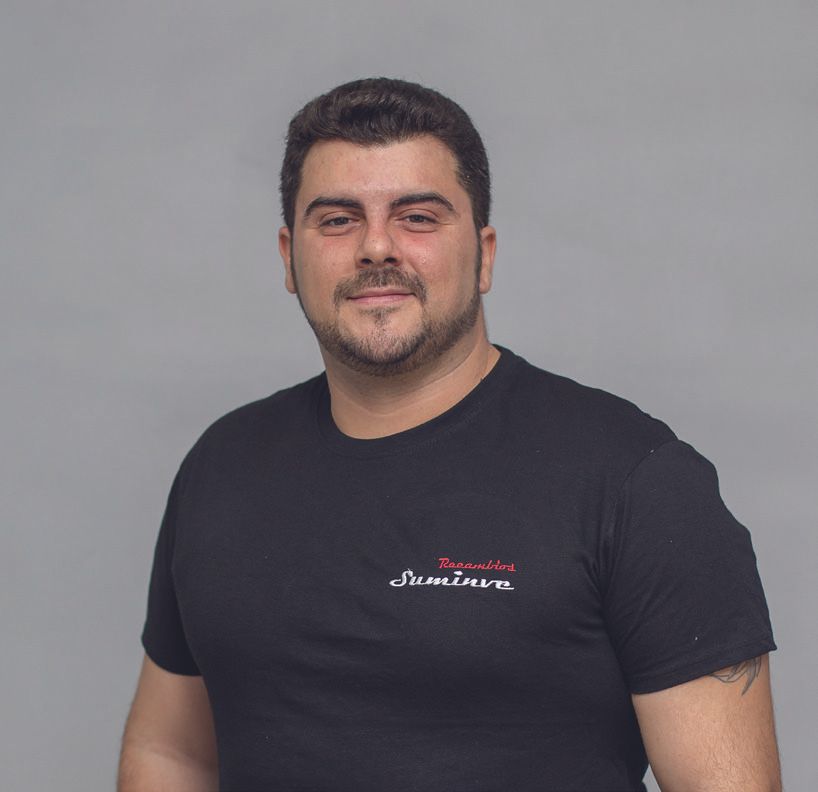 Un hombre que lleva una camisa negra con la palabra sumina escrita en ella.