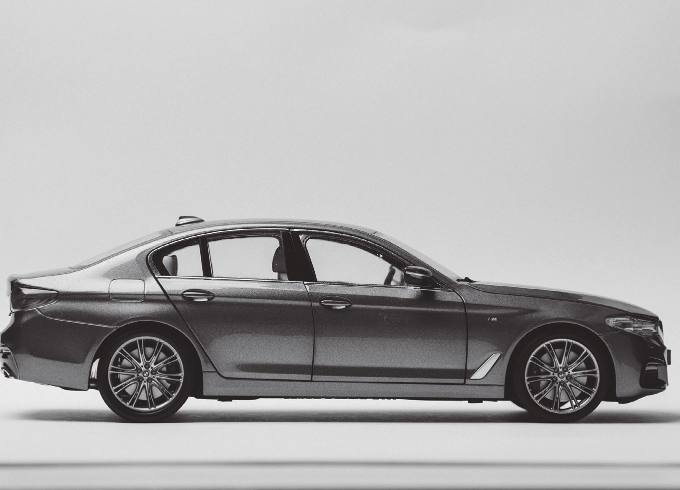 Una fotografía en blanco y negro de un modelo de automóvil sobre una mesa.