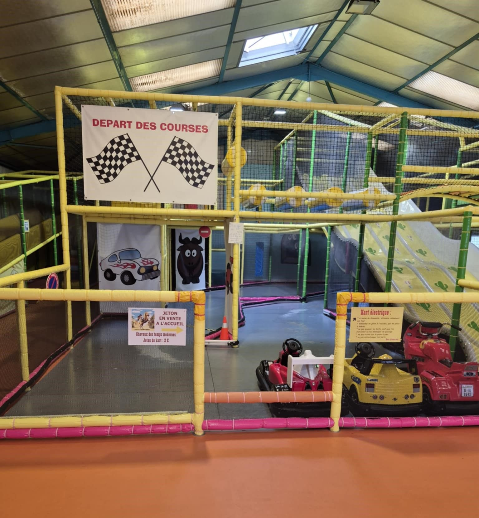 Aire de jeux intérieure pour enfants avec karts.