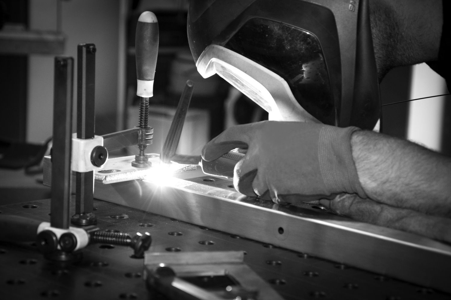 Mitarbeiter der Firma Franz Metallbau GmbH spannt Metall