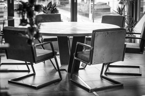 Runder Tisch und vier Stühle im modernen Esszimmer.