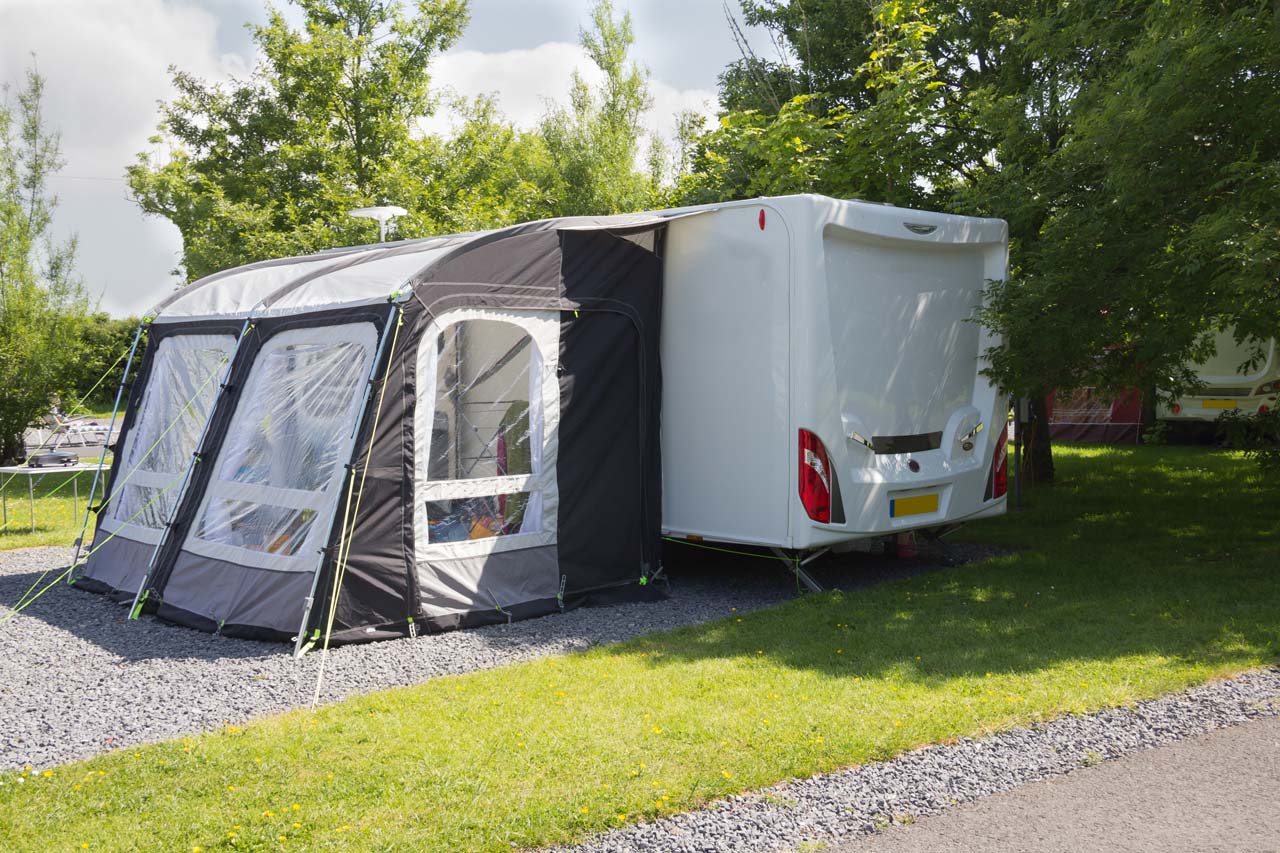 Véhicule de loisirs avec auvent déployé
