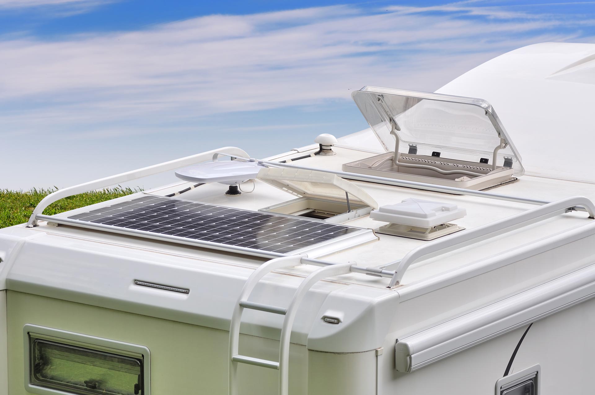 Panneaux solaires sur le toit d'un camping car